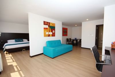 Double Superior Dann Cali featuring a sofa, and a dining table at Dann Carlton Cali, one of the top hotels in Cali Colombia