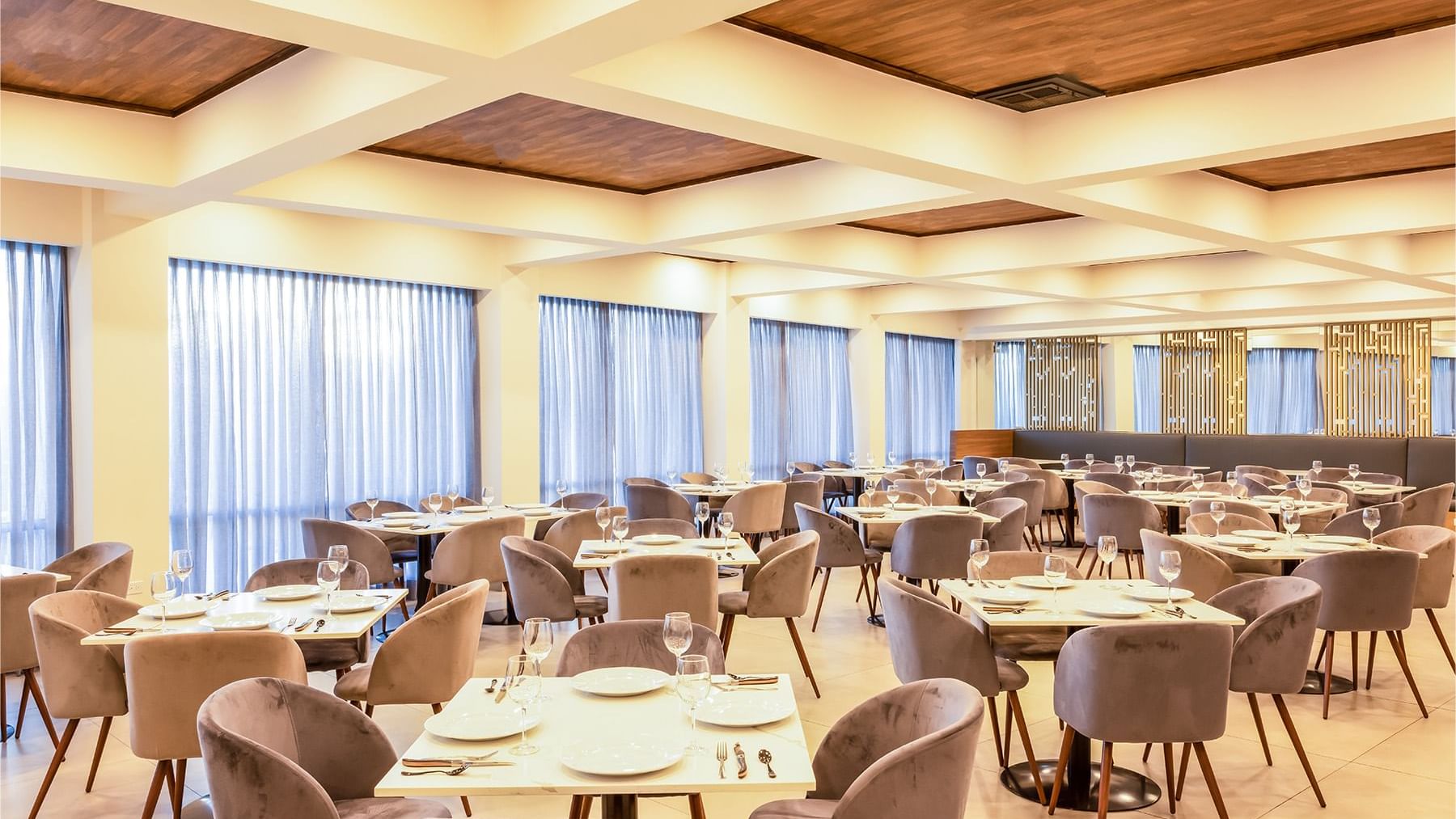 Dining tables arranged in the Restaurant at Gamma Ciudad Juarez