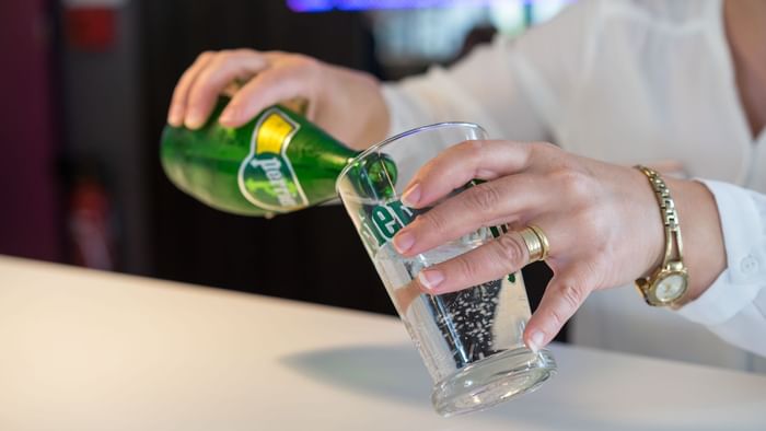 A waiter pouring beer into a glass at Hotel novella premium