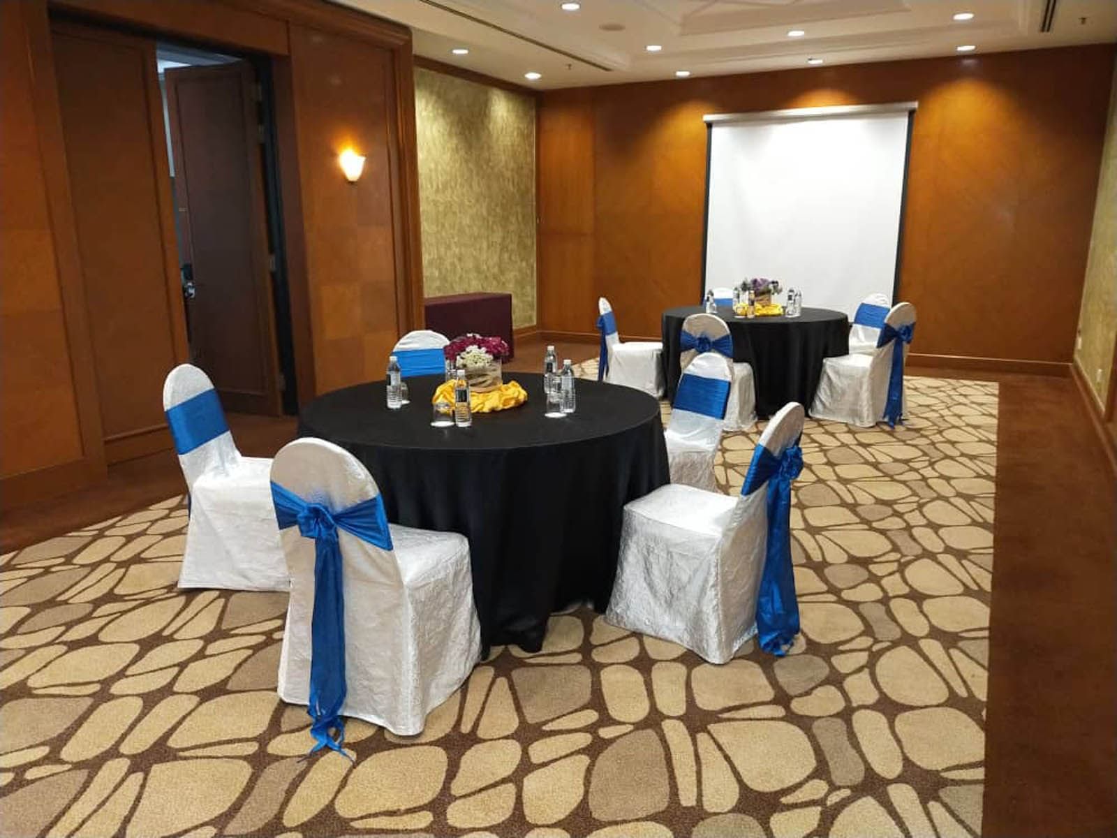 The Sunagi Ujong meeting room arranged with round tables and chairs