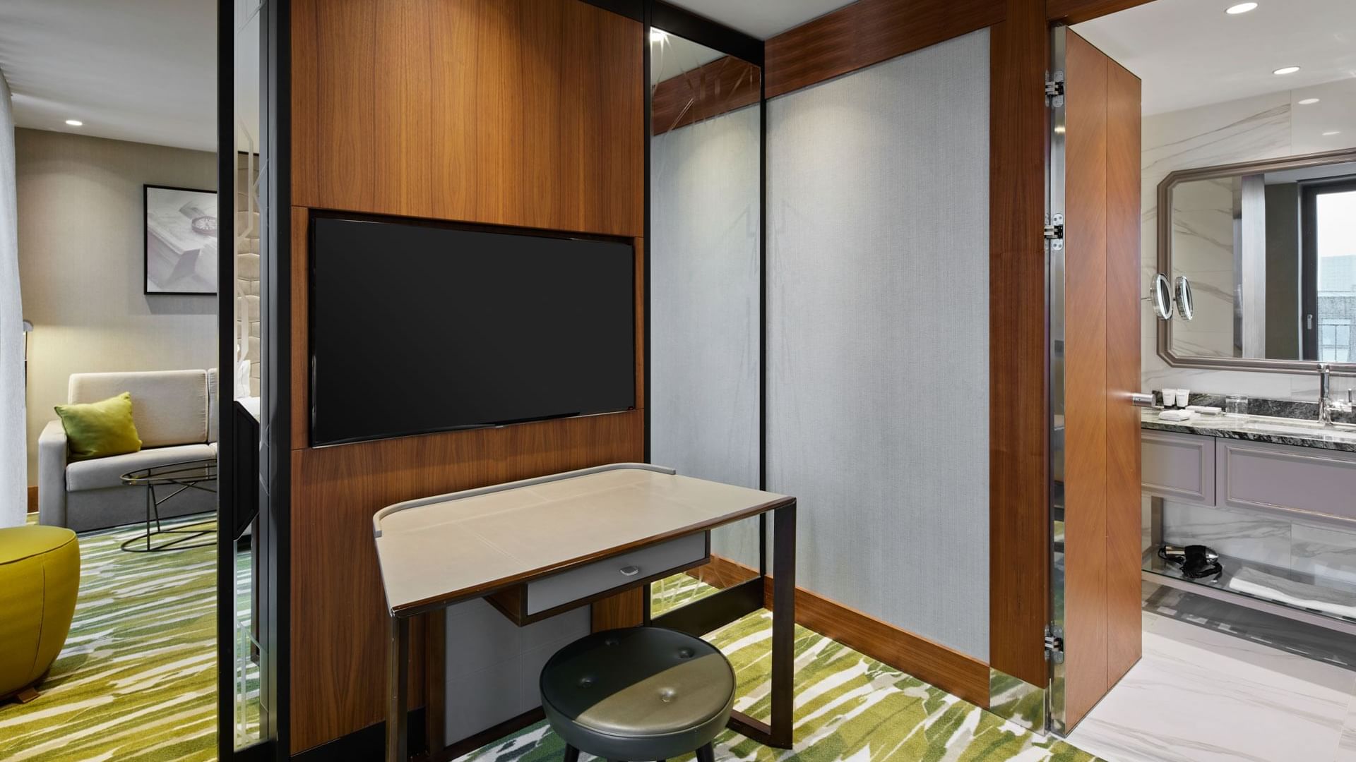 Zimmer mit TV, Arbeitstisch und Bad in der Titanic Suite in der Titanic Chaussee Berlin