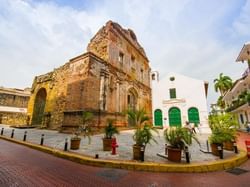 un viejo edificio de ladrillos