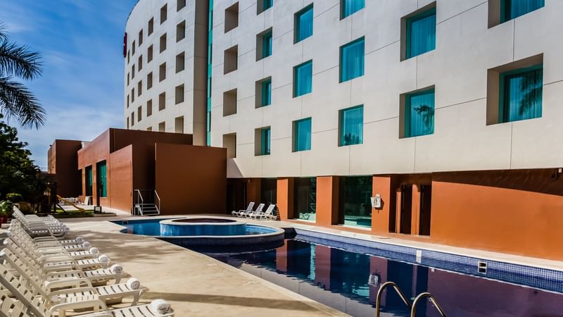 Sunbeds by the outdoor pool at Fiesta Inn Culiacán