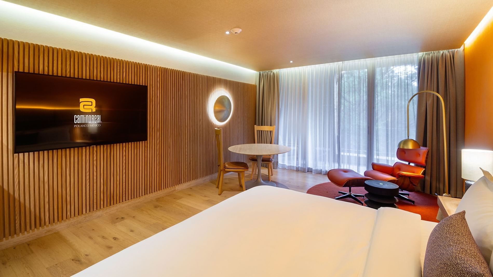 Habitación King Superior Camino Real Club con vista al jardín, mesa de comedor y sillón en Camino Real Polanco México