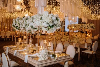 Elegante arreglo de boda con luces doradas en un salón de eventos del Hotel Dann Carlton Medellín