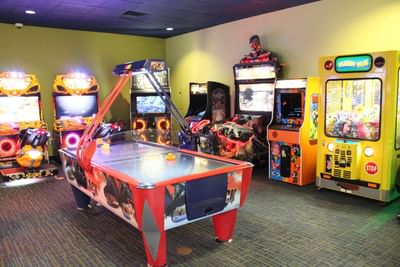 Machines in the game room at Rosen Inn International
