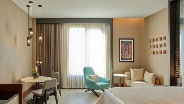 Habitación Premium con cama king y sillas en Grand Fiesta Americana