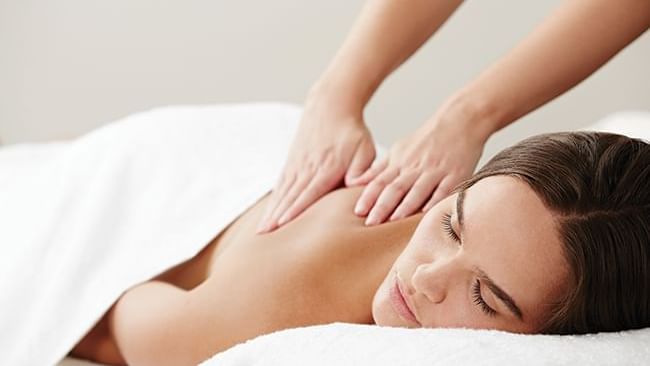 Lady receiving a back massage in the spa of Novotel Barossa