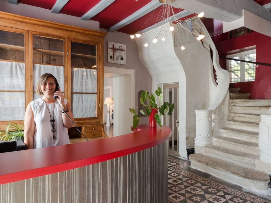 A receptionist at the reception desk in Domaine Le Martinet