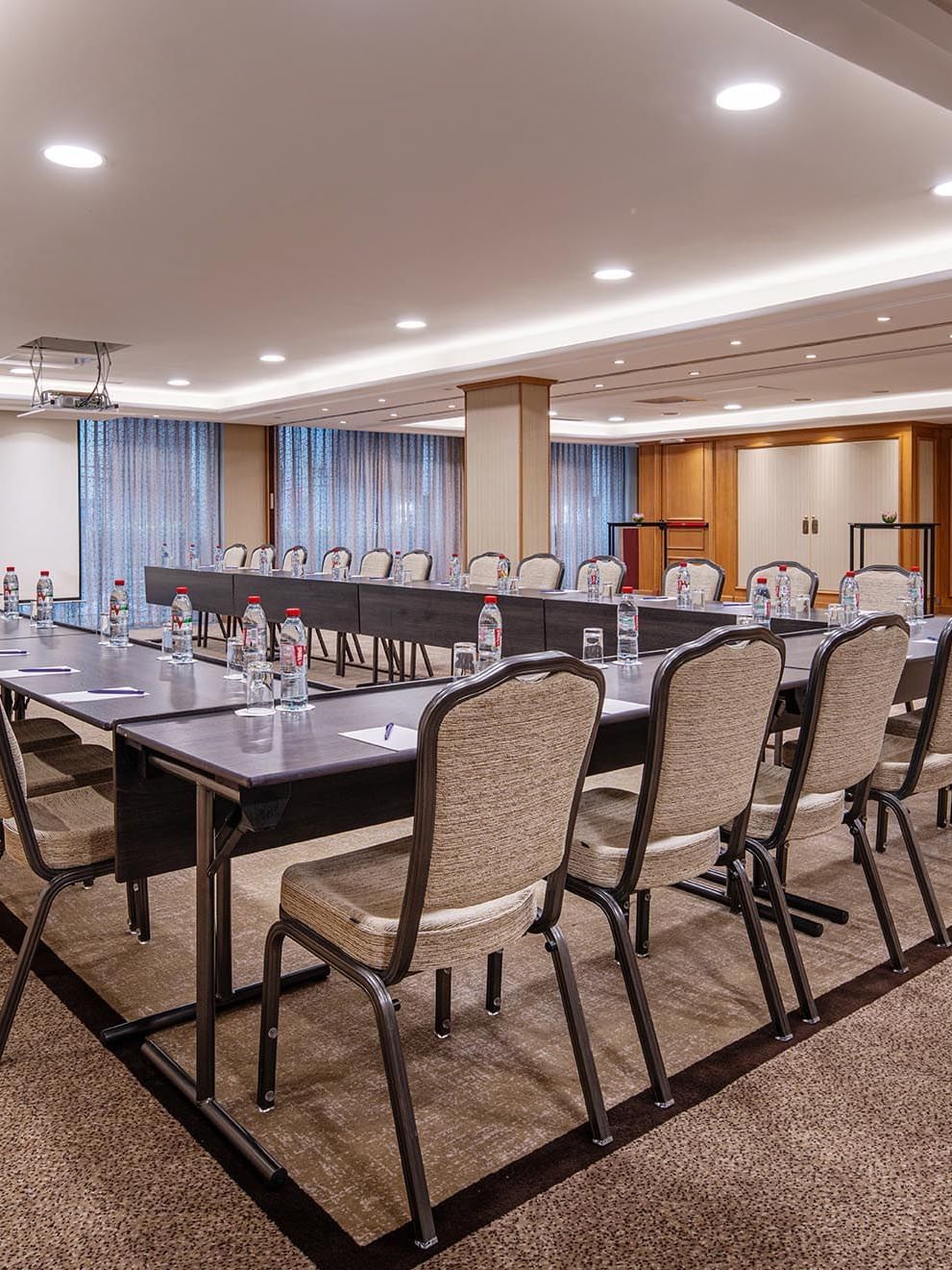 Table en U installée dans un Duquesnoy A+B à Warwick Bruxelles