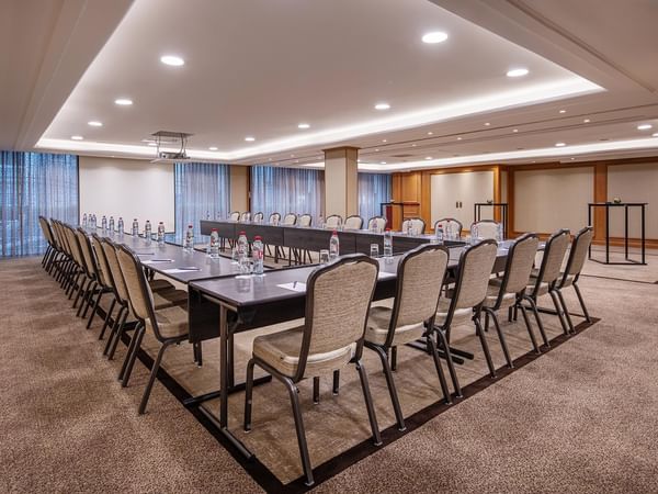 Long table with chairs and water bottles set up for a meeting at Warwick Grand-Place Brussels.