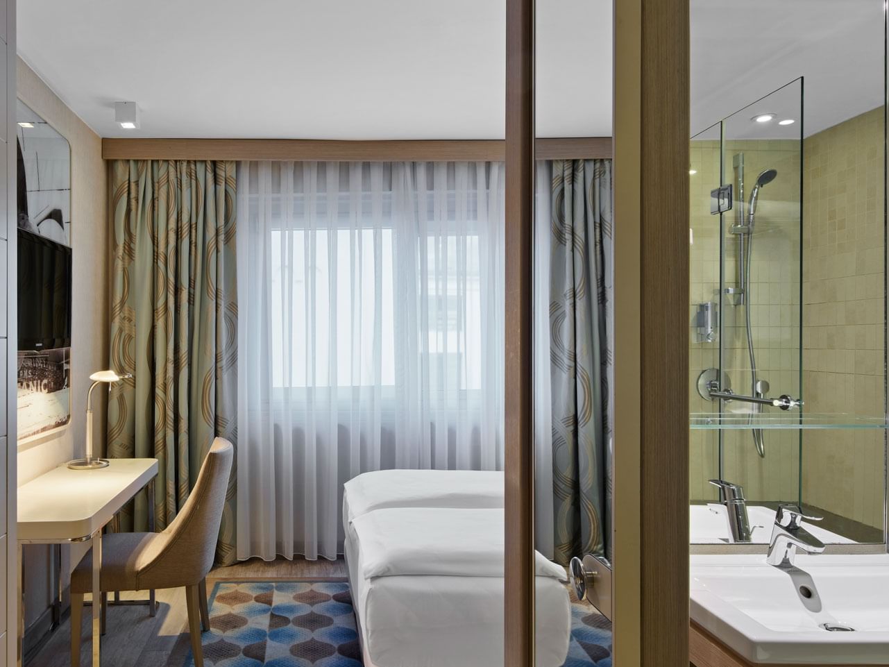 Getrenntes Bad und Schlafzimmer mit Arbeitsbereich im Superior Zimmer im Titanic Comfort Mitte