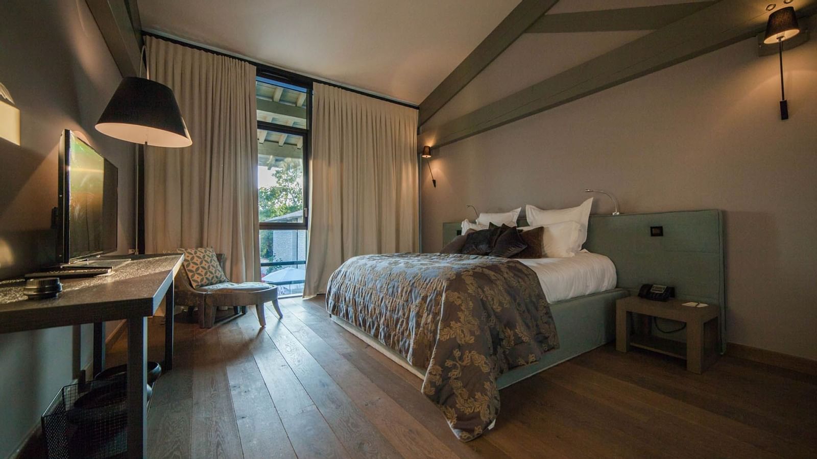 King bed & TV in Deluxe 4-Bedroom Villa, Domaine de Manville