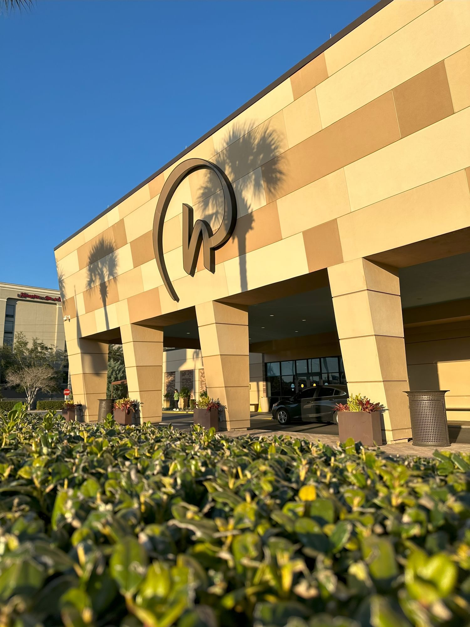  A close up photo of the front of Rosen Inn International hotel, a great place to stay with your dog in Orlando. I