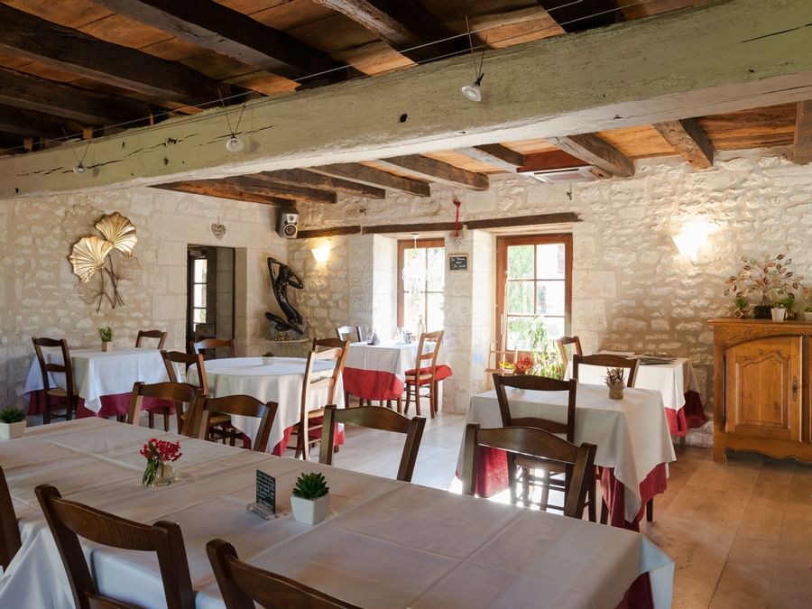 Interior of a dining area at Le pigeonnier du perron