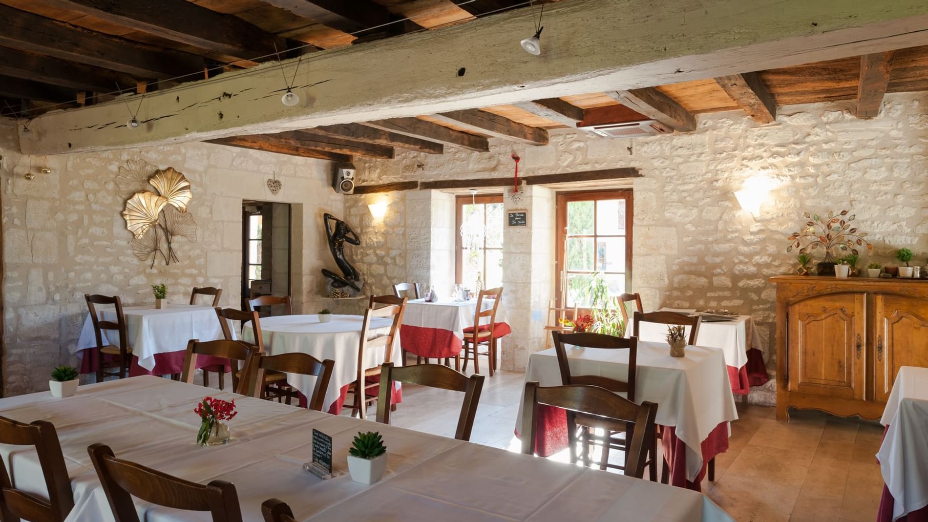 Dining area in Le Pigeonnier du Perron at Originals Hotels