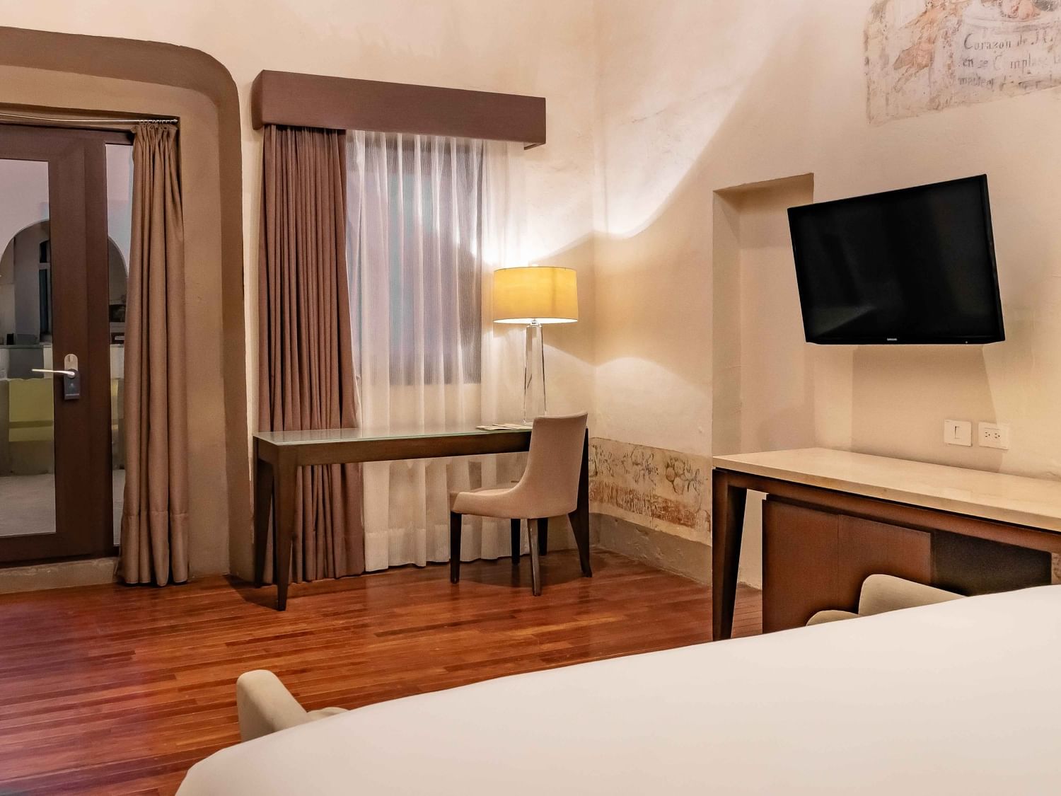 Suite Gran Clase King con cama, escritorio, televisión y balcón en Quinta Real Puebla, Heroica Puebla de Zaragoza