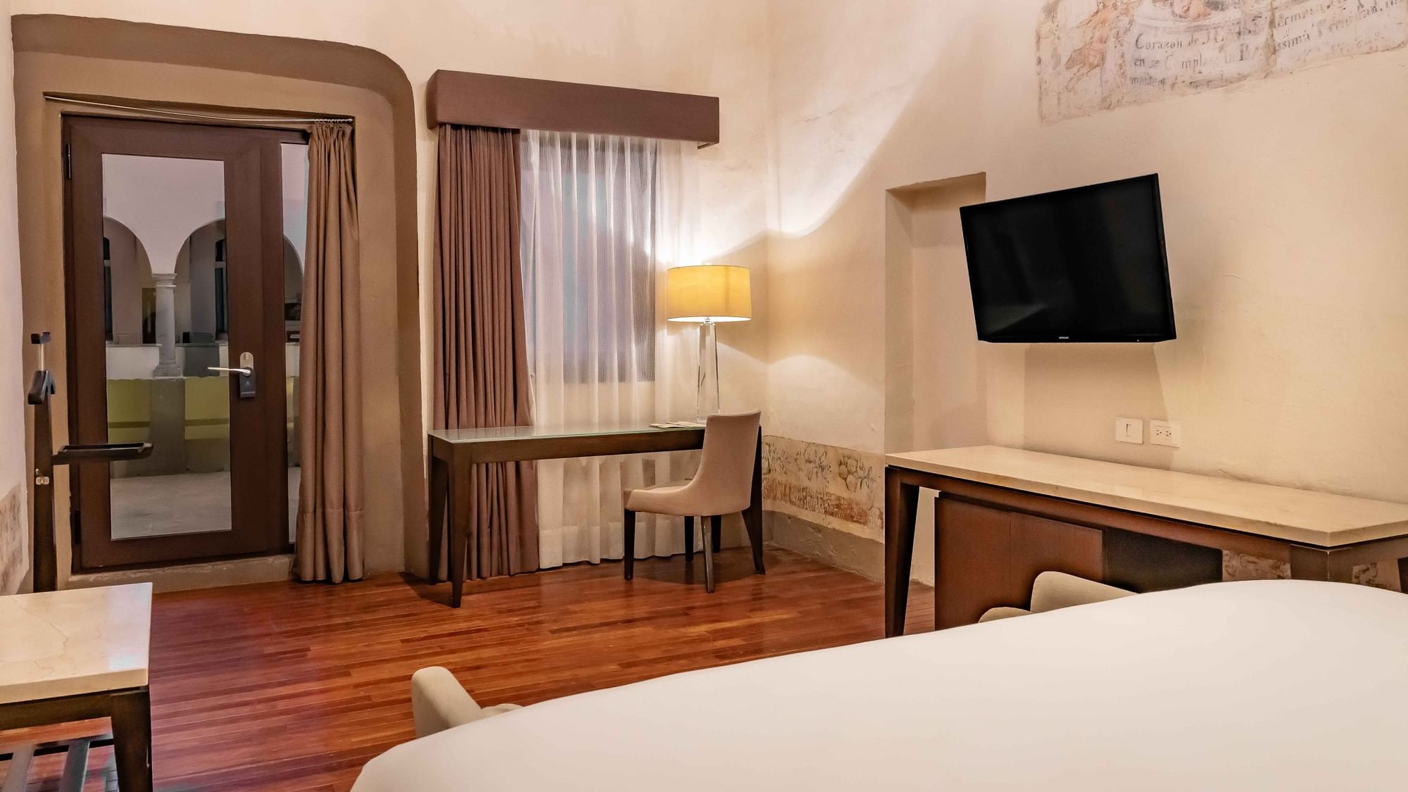 Suite Gran Clase King con cama, escritorio, televisión y balcón en Quinta Real Puebla, Heroica Puebla de Zaragoza