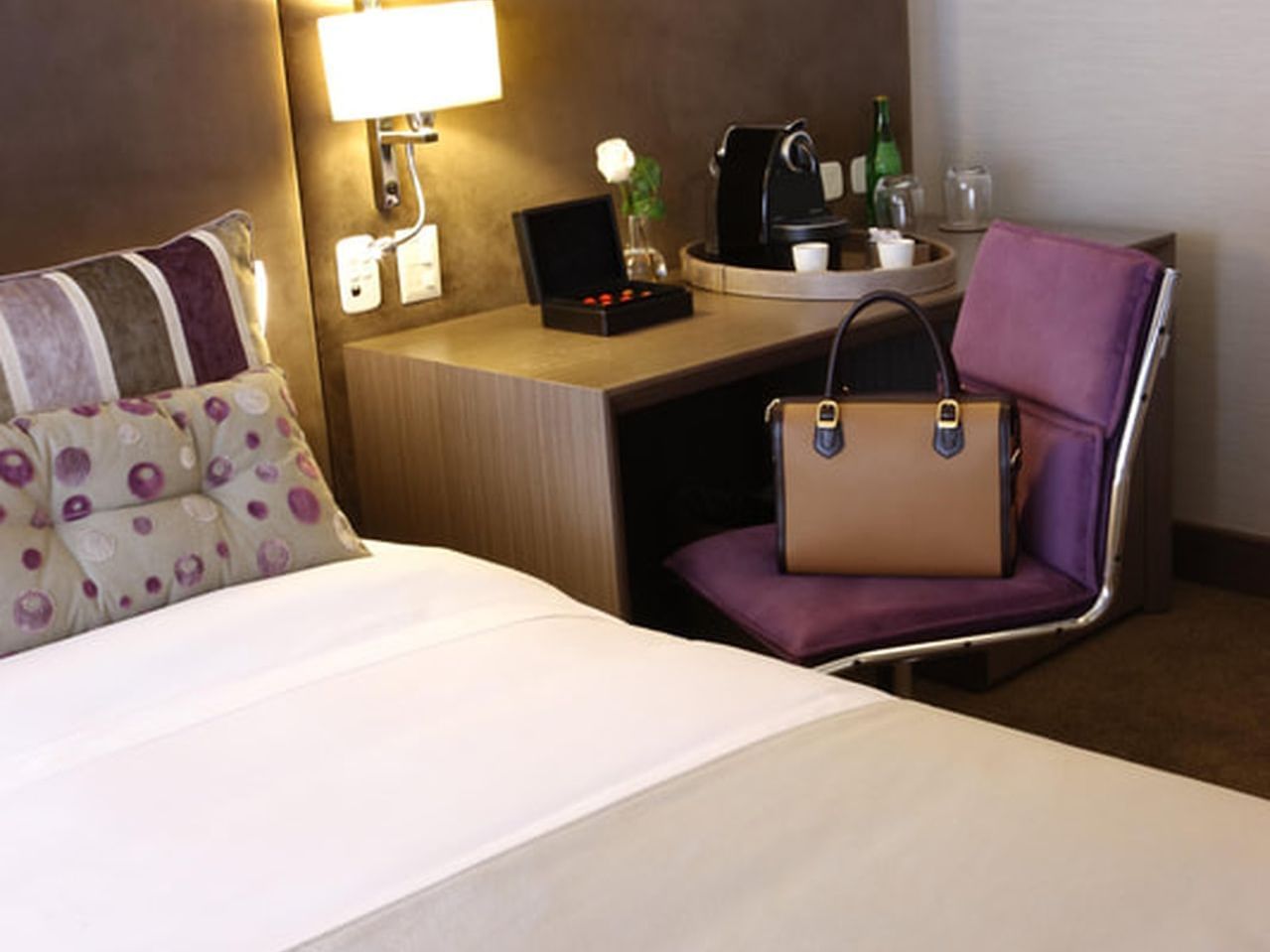 Cama e móveis em Suíte Deluxe no Recoleta Grand Hotel