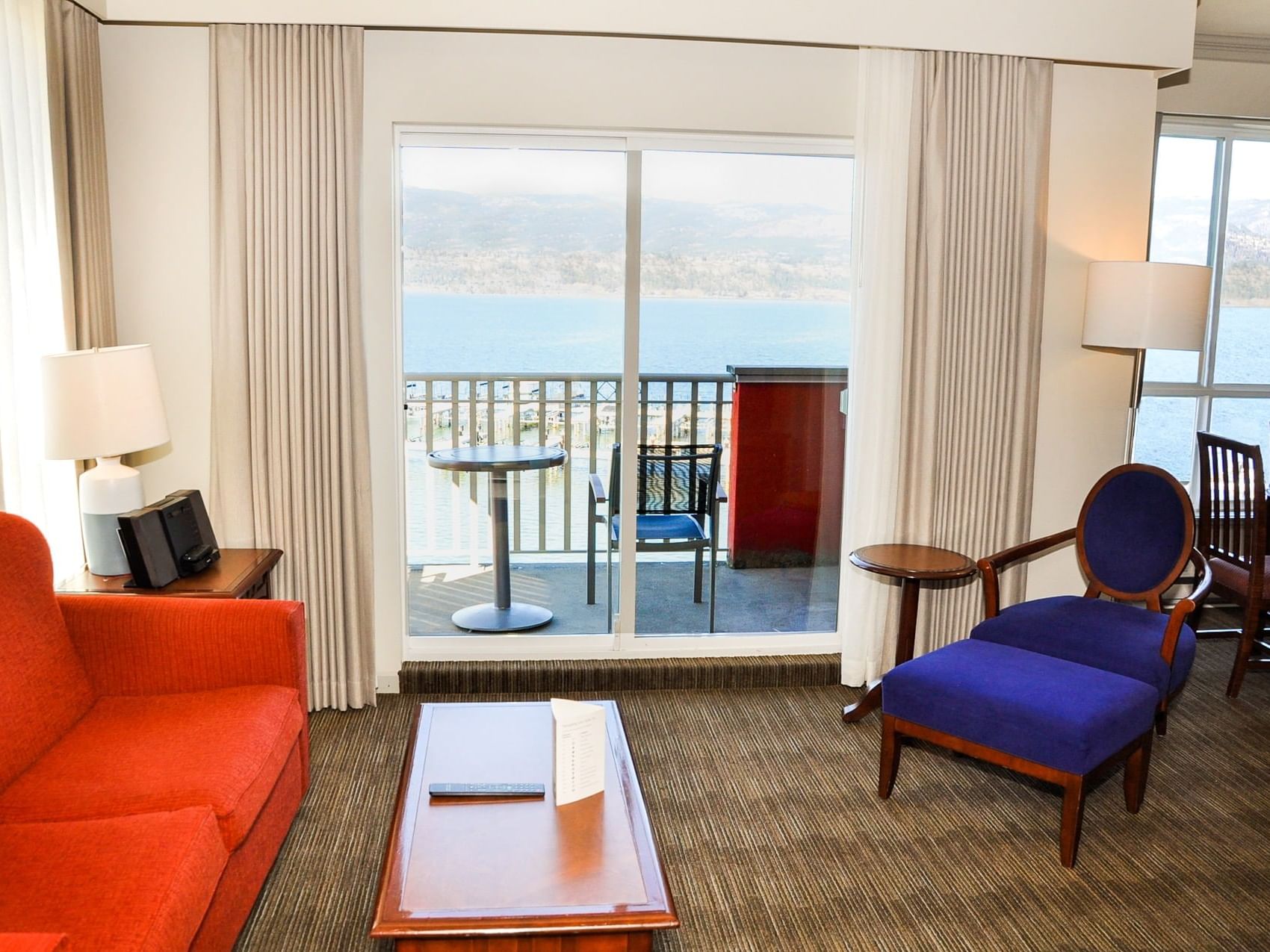 Living area in the One Bedroom Lakeside Suite at Manteo Resort