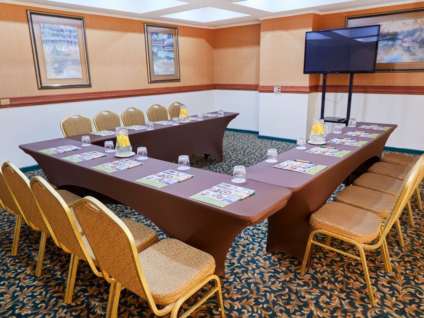 A U-shaped table in Concordia Room at Hotel Torremayor Lyon