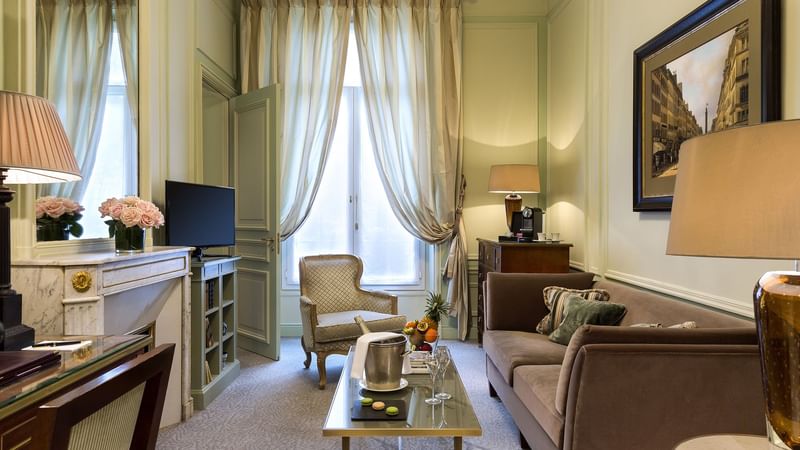 Deluxe Parisian suite - living room