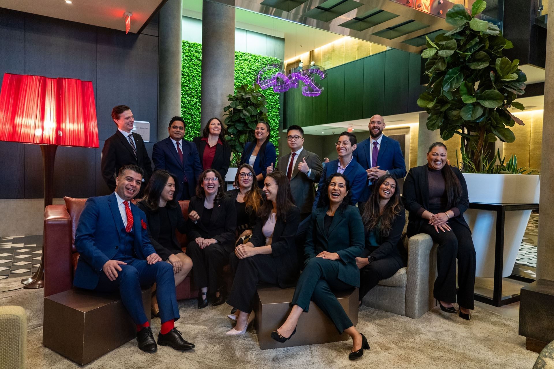 L'équipe commerciale de l'hôtel X Toronto posant dans le hall de l'hôtel X