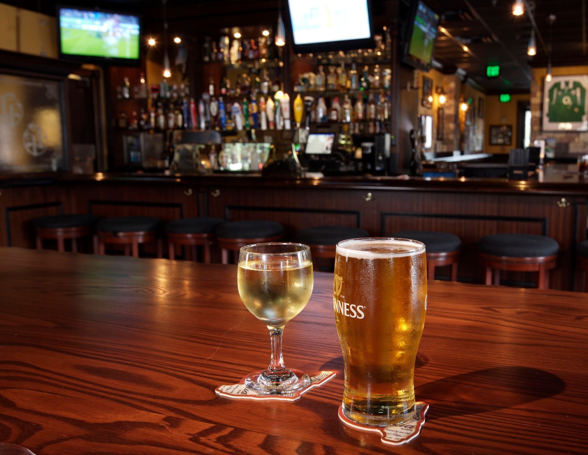 A glass of beer and wine in Frankie Farell Irish Bar at Lake Buena Vista Resort Village & Spa