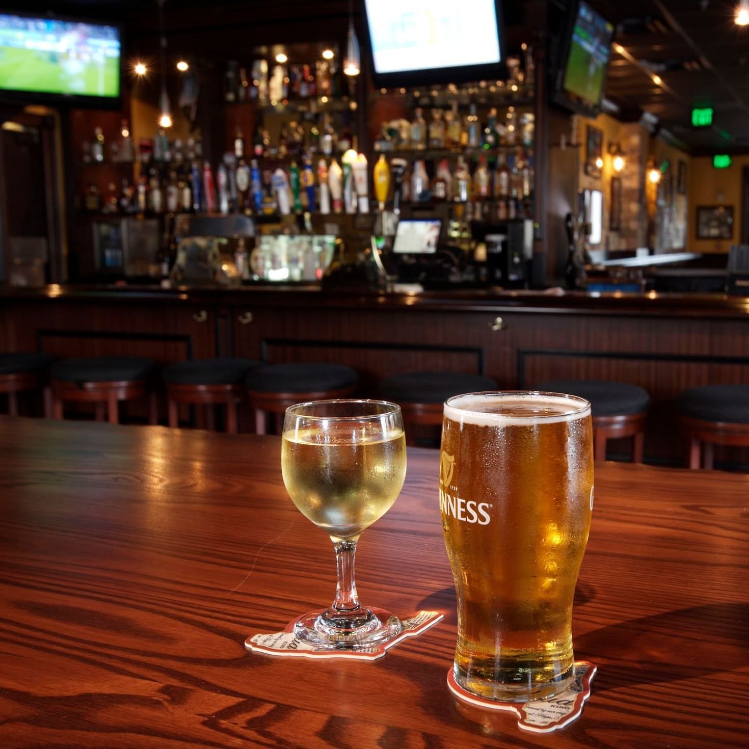 A glass of beer and wine in Frankie Farell Irish Bar at Lake Buena Vista Resort Village & Spa