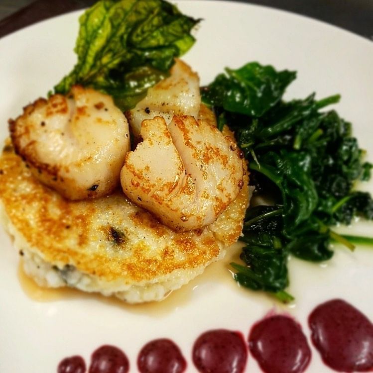 seared scallops on grit cakes