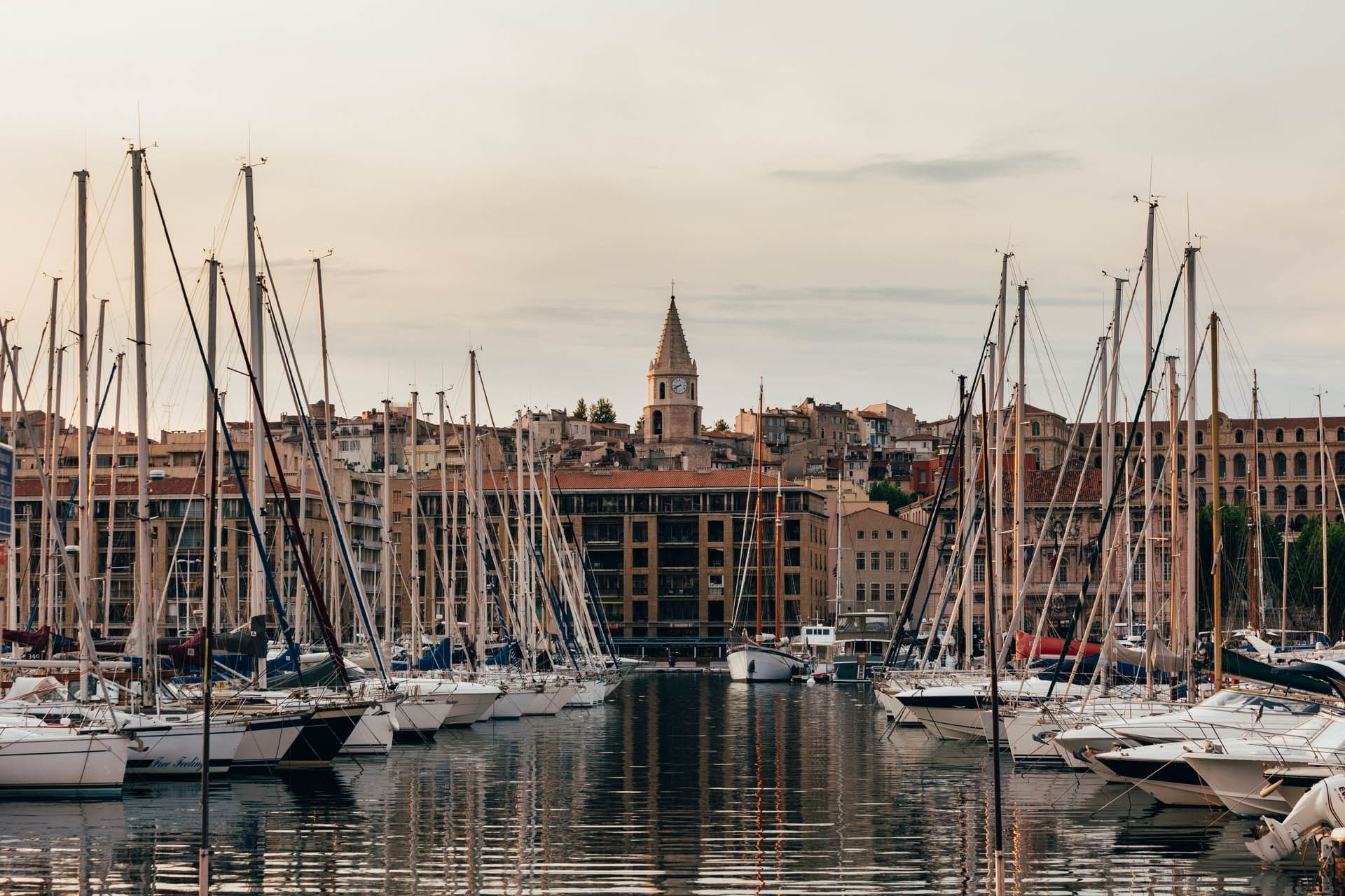 Bateaux amarrés au quai près de l'Escale Oceania Marseille