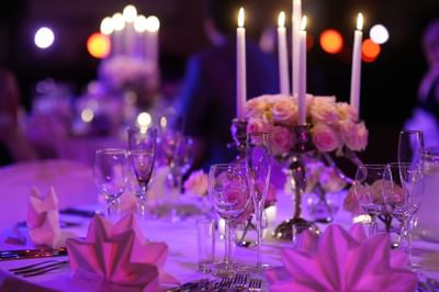 Candles lit at tables for an event at Rosen Inn Lake Buena Vista