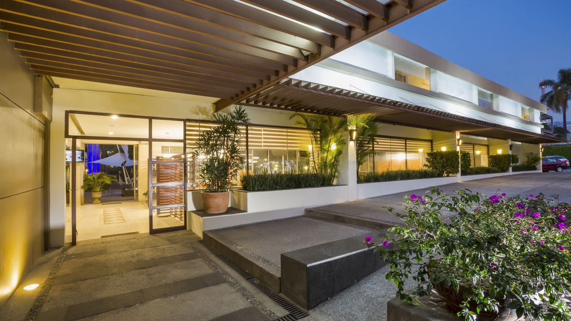 Exterior view of Gamma Cuernavaca Puerta Paraíso entrance