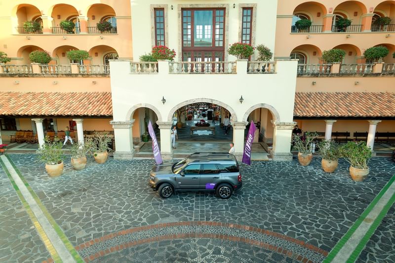SUV de Ten Car frente al vestíbulo principal de Hacienda del Mar Los Cabos
