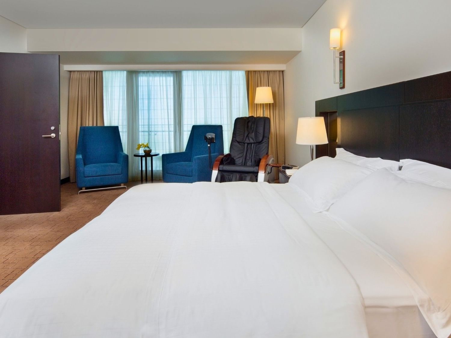 King bed in Junior Suite at Dubai International Hotel