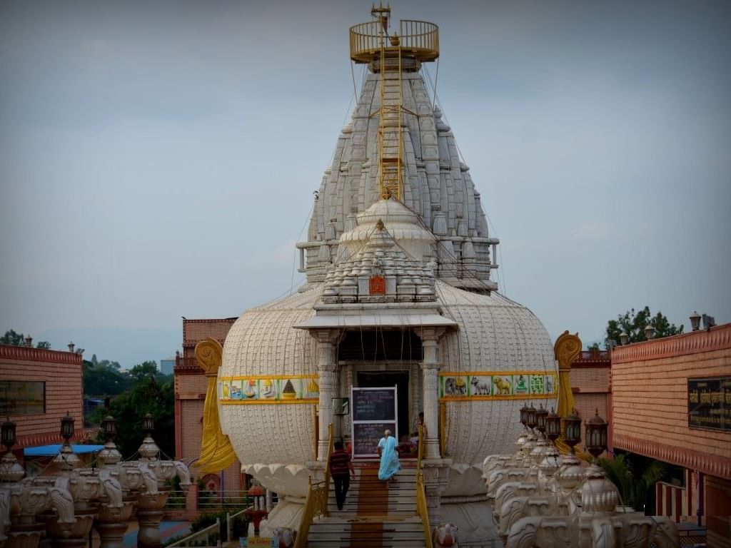 Shankheshwar Parshwnath Shwetamber Mandir near Eastin Hotels