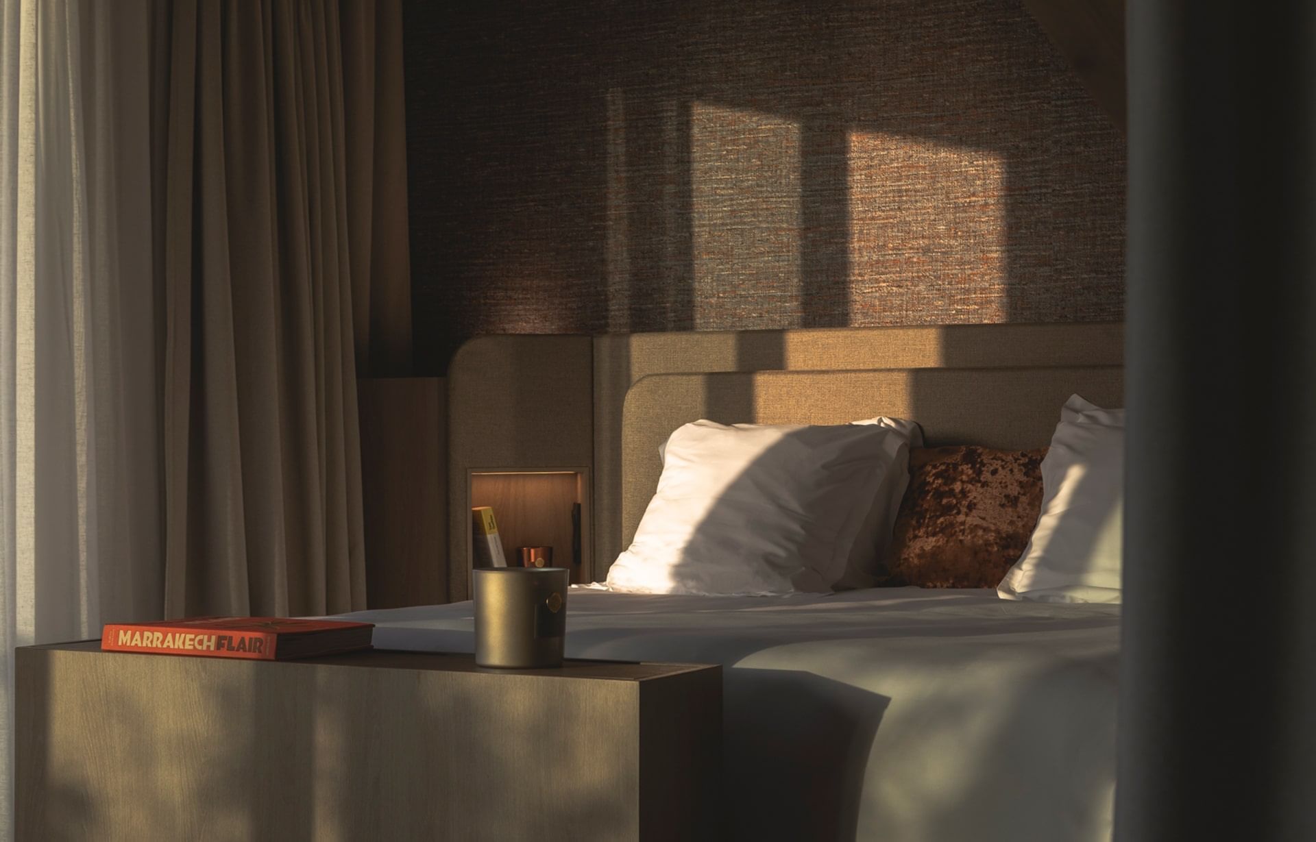 Chambre confortable de l'Oceania Saint-Malo avec un lit bien fait, un éclairage chaleureux, un oreiller décoratif et une table de nuit.