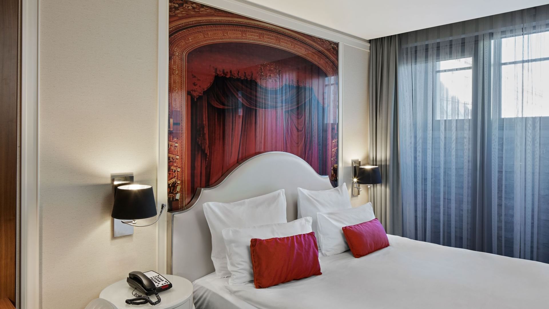 Nachttische neben dem gemütlichen Bett im Classic Zimmer des Titanic Gendarmenmarkt Berlin