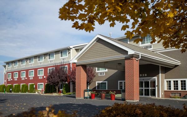 Coast Hilltop Hotel exterior entrance in the fall