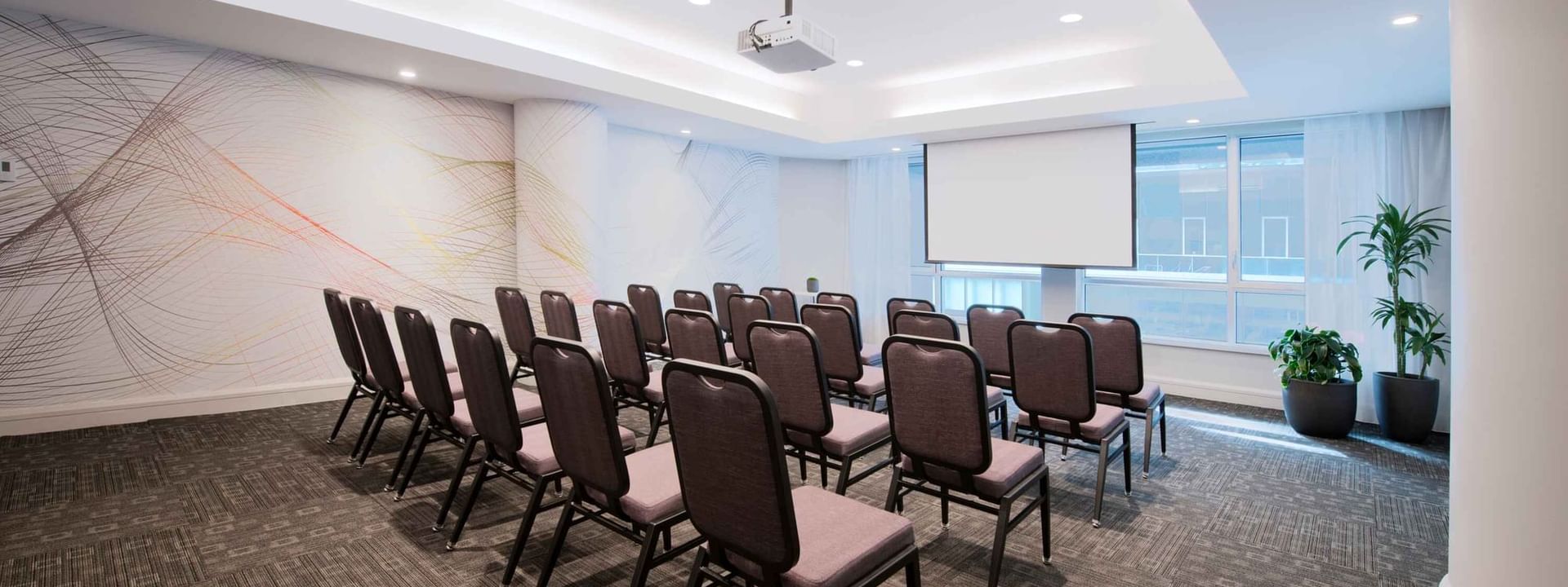 Installation théâtrale avec écran de projection et moquette dans le Salon Drummond du Warwick Hotels and Resorts