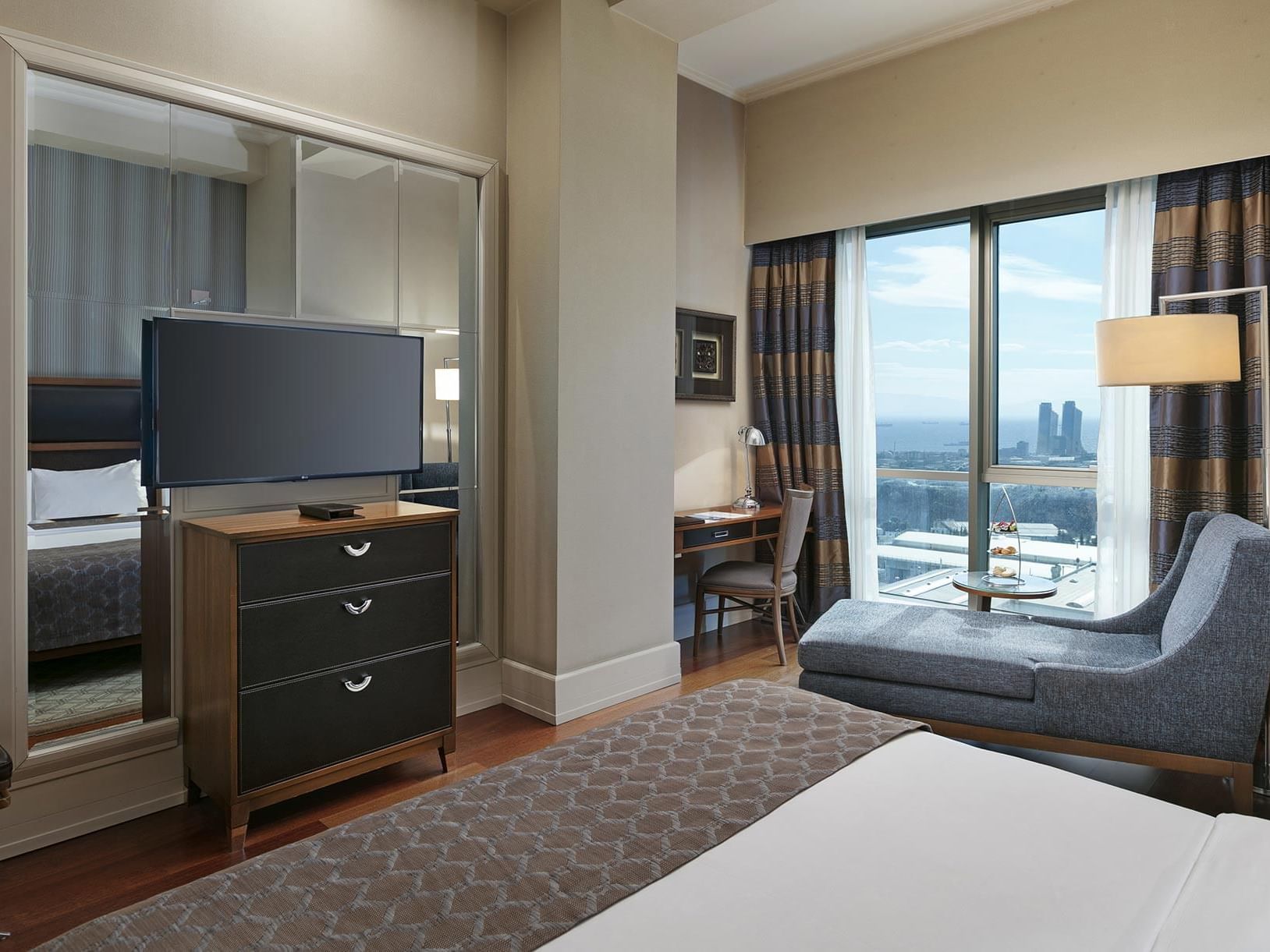 Titanic Business Kartal’daki Superior Oda’da, rahat bir yatak, konforlu bir koltuk, çalışma masası, duvara monte TV ve şehir manzaralı balkon bulunmaktadır