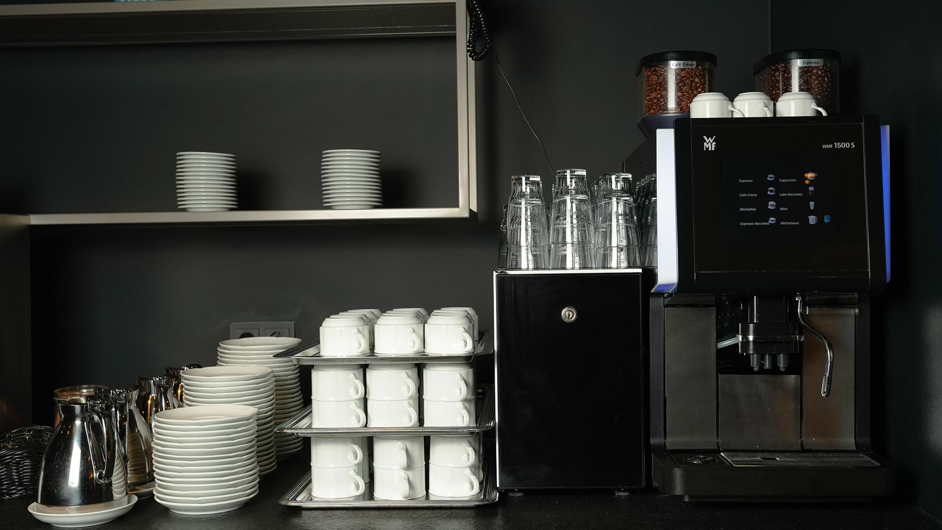 Kaffeemaschine mit Tassen und Tellern im Frühstücksrestaurant des Sylter Hof Berlin.