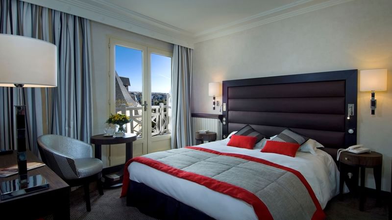 Double bed with seating area in Transat Emeraude at Le Grand Hôtel des Thermes