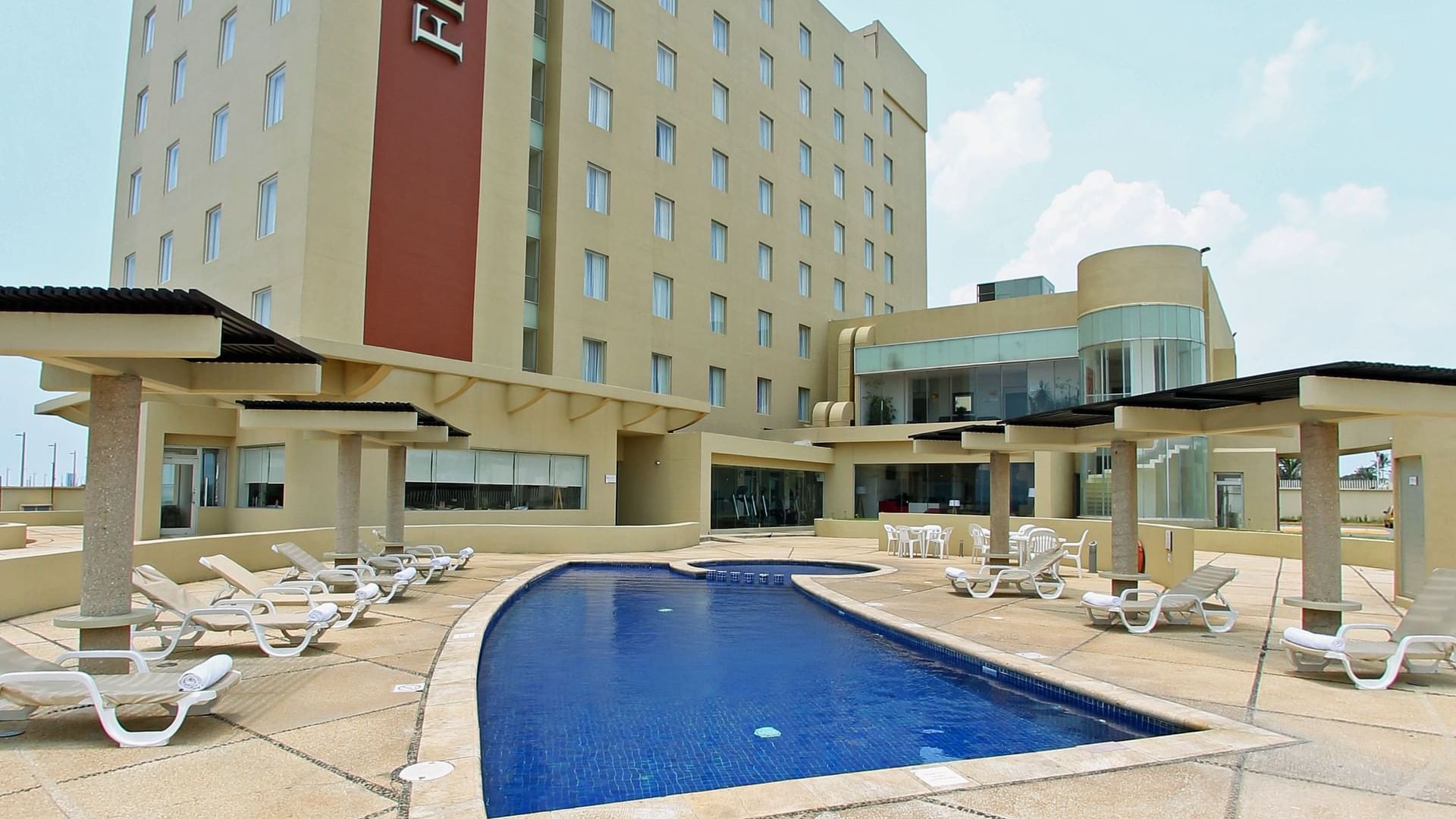 Exterior of Fiesta Inn Coatzacoalcos with outdoor pool 