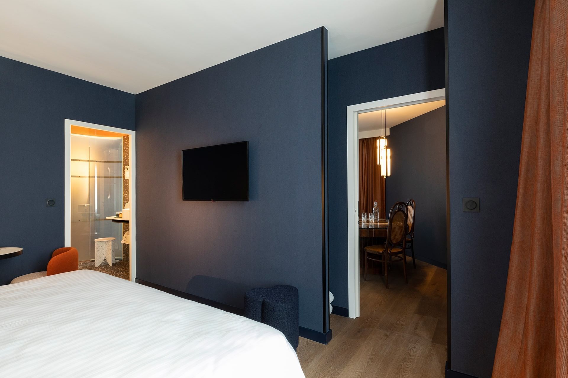 Lit confortable avec TV dans une Suite à l'Oceania Le Conti Brest