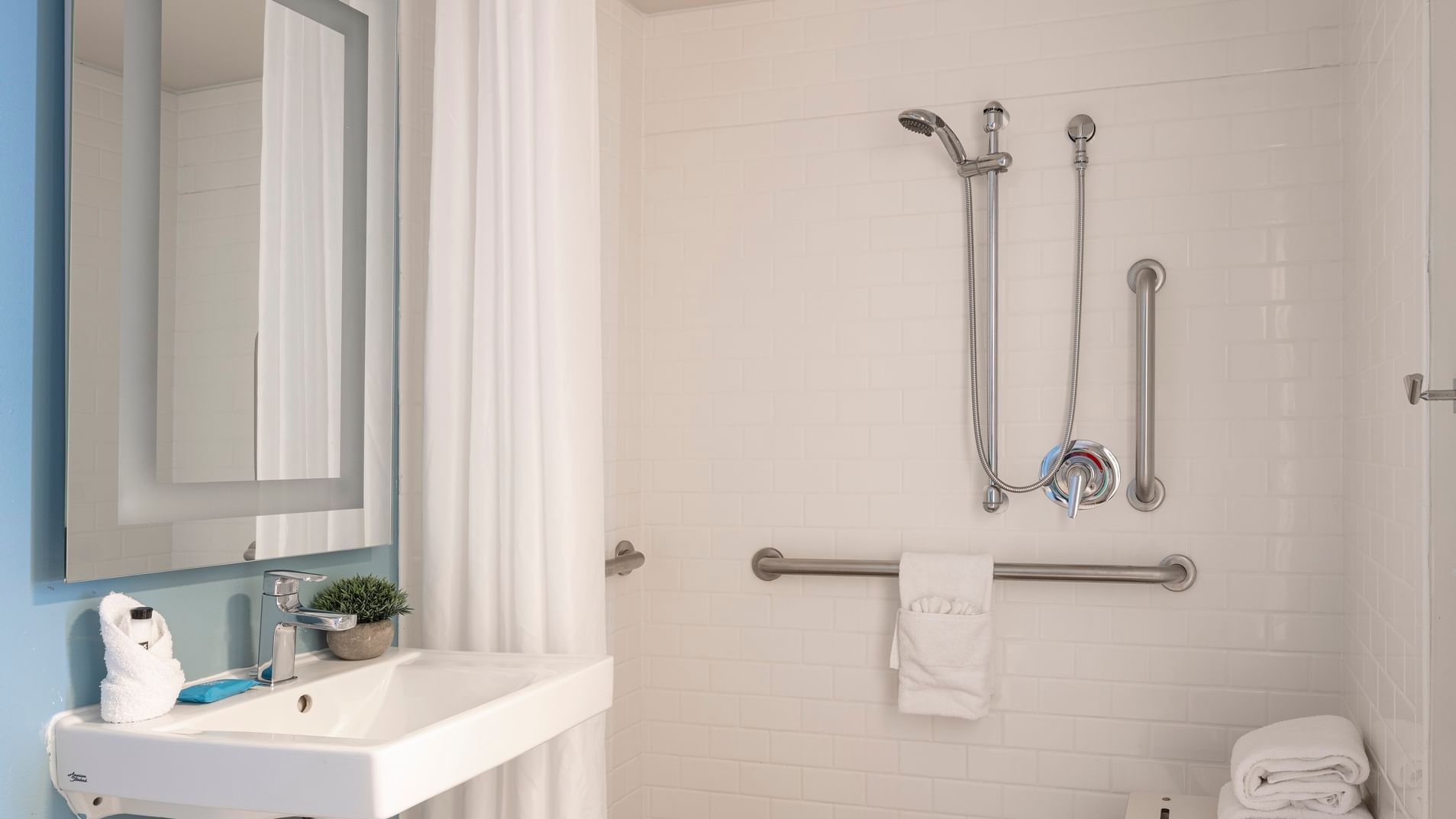 Accessible King Hotel Saint Clair Accommodation