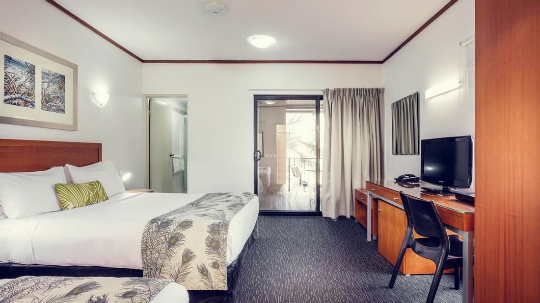 Superior Twin room with a workstation at Mercure Darwin Airport