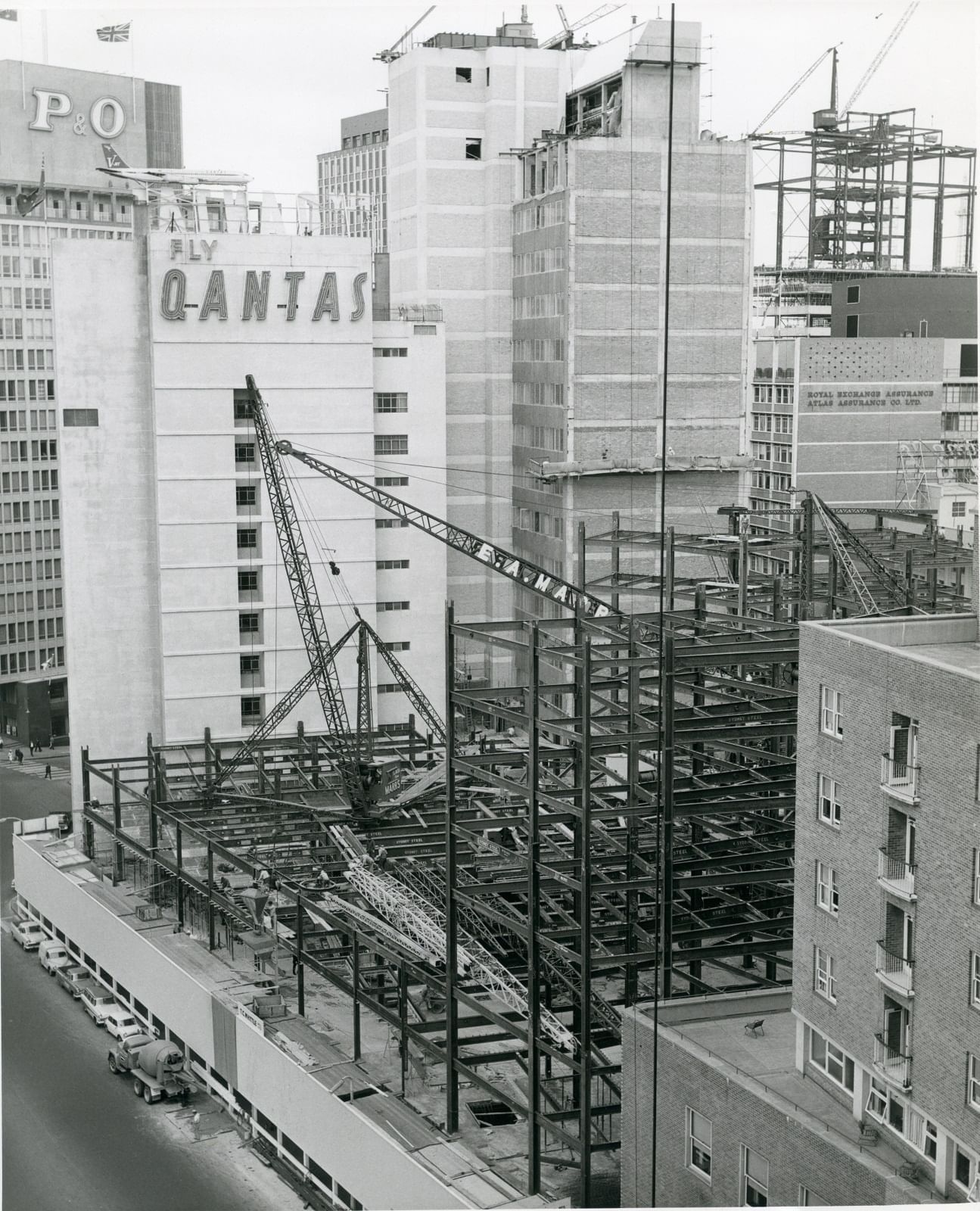 An aged photo of a construction at Sofitel Sydney Wentworth