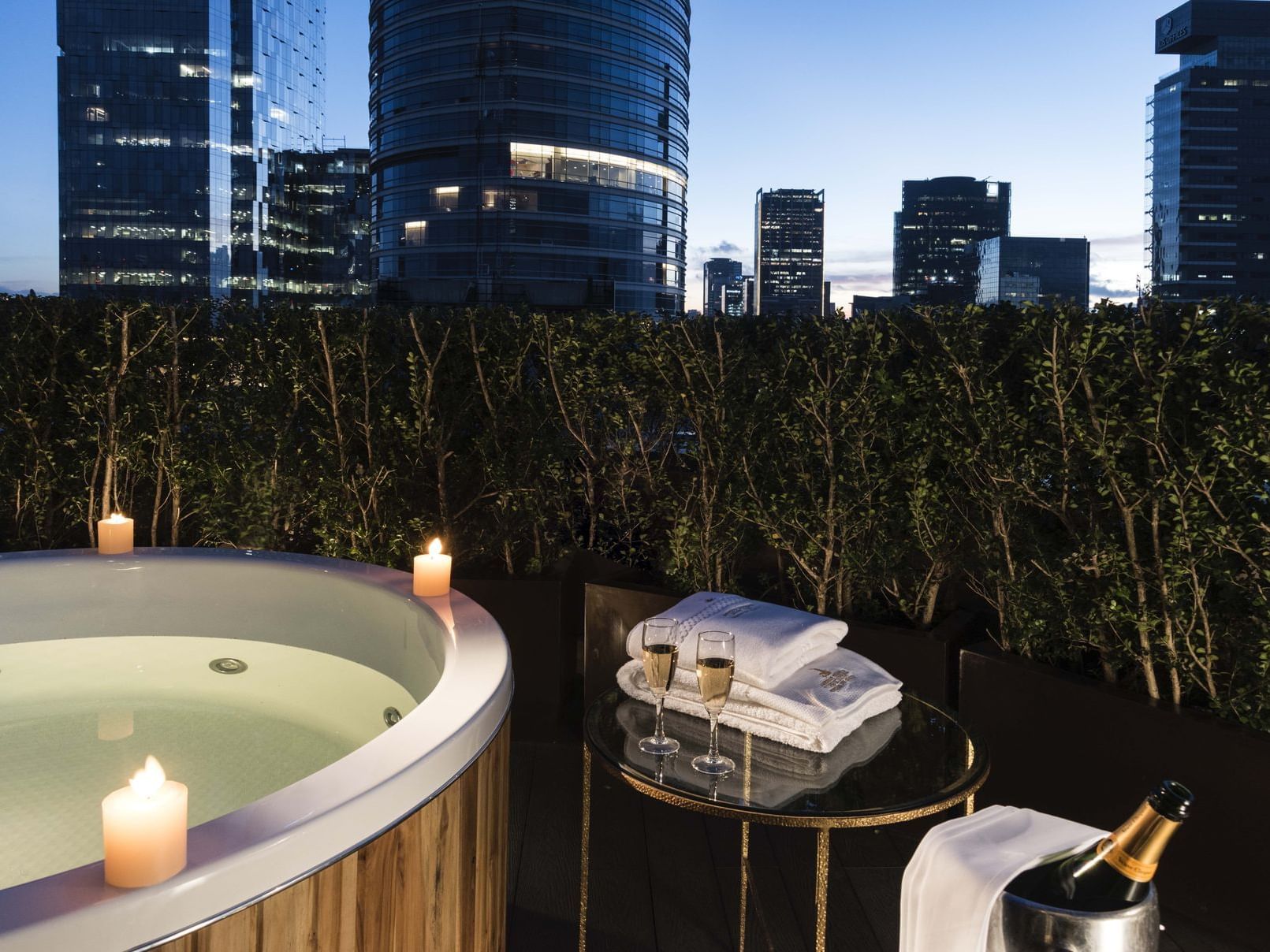Jacuzzi en terraza de Suite Marquis con vista de Ciudad de México en Marquis Reforma