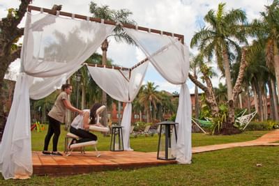 Uma área de massagem cabana ao ar livre no Iguazu Grand Resort